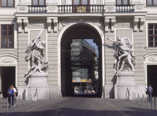 ESCULTURAS DE LOS TRABAJOS DE HERCULES EN LA FACHADA INTERIOR DE LA PUERTA DE S MIGUEL- S
