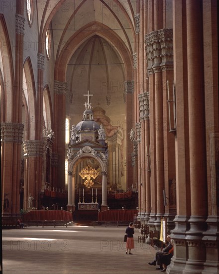 VICENZO ANTONIO DI
NAVE CENTRAL DE LA BASILICA DE SAN PETRONIO - ESTILO GOTICO- S XIV - ALTAR
