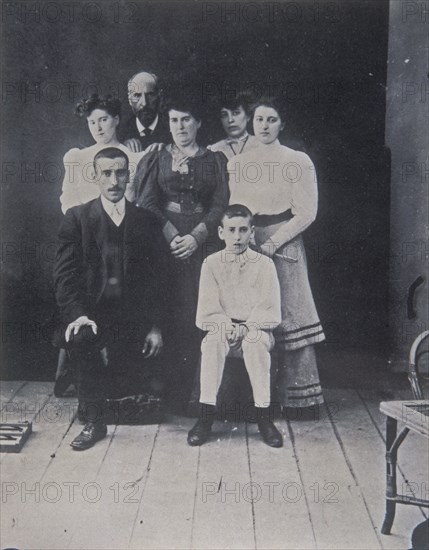 FOTOGRAFIA EN BLANCO Y NEGRO DE LA FAMILIA DE RAMON Y CAJAL HACIA 1906
MADRID, FUNDACION RAMON Y
