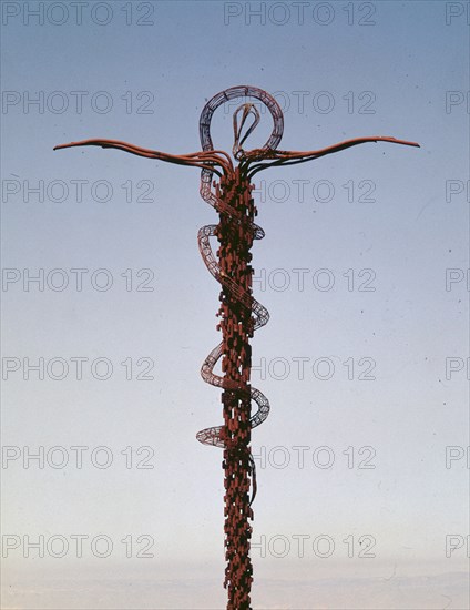 ESCULTURA CONTEMPORANEA QUE REPRESENTA LA VARA DE MOISES
NACION, MONTE NEBO
JORDANIA