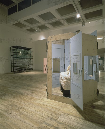 BOURGEOIS LOUISE 1911-
INTERIOR DE LA GALERIA - CELL (HANDS AND MIRROR) Y LE DEFI III
MADRID,