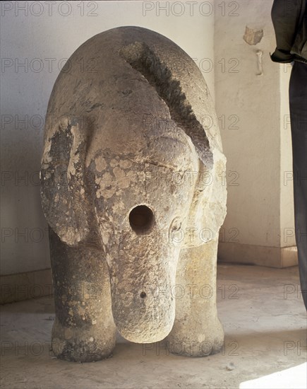 ELEFANTE DE GRANITO S X- DISTRIBUIDOR DE AGUA POR UNA TUBERIA HORADADA EN SU INTERIOR
CORDOBA,