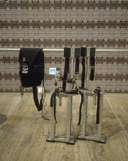 MORA PEDRO 1961-
DET- PIECE FOR A BUILDING-2000-VIDEO INSTALACION 30 mn- MEDIDAS