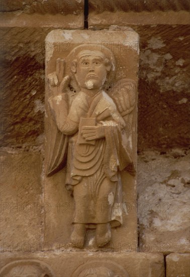 MENSULA DE LA FACHADA PRINCIPAL CON LA REPRESENTACION DE UN EVANGELISTA - S XII
PUENTE ARENAS,