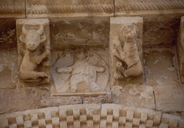 METOPA CON CRISTO Y MENSULAS CON SIMBOLOS DE LOS EVANGELISTAS-S LUCAS (BUEY) Y S MARCOS (LEON)- S