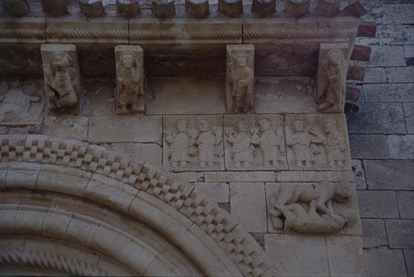 ENJUTA ESCULPIDA CON LOS SEIS APOSTOLES Y SANSON LUCHANDO CON UN LEON - S XII
PUENTE ARENAS,
