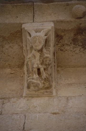 MENSULA ESCULPIDA CON LA IMAGEN DEL DEMONIO - S XII
PUENTE ARENAS, IGLESIA DE SAN PEDRO DE