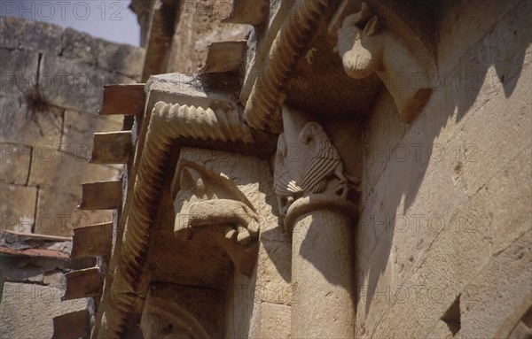 CAPITELES Y MENSULAS DECORADAS CON ANIMALES - S XII
PUENTE ARENAS, IGLESIA DE SAN PEDRO DE