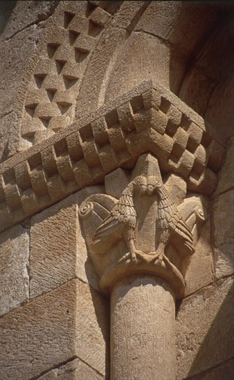 CAPITEL ESCULPIDO CON MOTIVOS ANIMALES - S XII
PUENTE ARENAS, IGLESIA DE SAN PEDRO DE