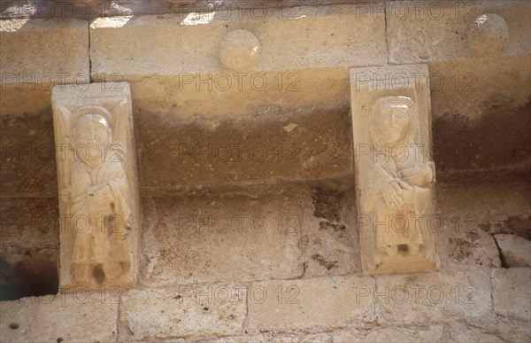 MENSULAS DECORADAS CON FIGURAS HUMANAS - S XII
PUENTE ARENAS, IGLESIA DE SAN PEDRO DE
