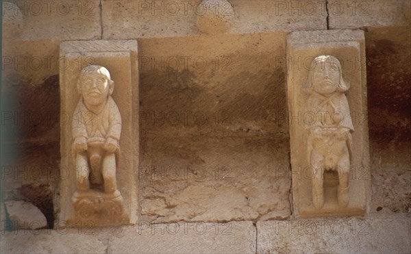 MENSULAS DECORADAS CON FIGURAS HUMANAS MOSTRANDO SUS GENITALES - S XII
PUENTE ARENAS, IGLESIA DE