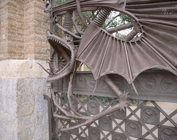 GAUDI ANTONI 1852-1926
DET DE LA PUERTA DE ENTRADA - VERJA CON LA FIGURA DE UN DRAGON -