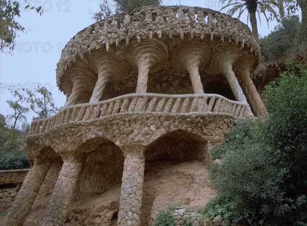 GAUDI ANTONI 1852-1926
DOBLE PORTICO- COLUMNAS HELICOIDALES EN LA COLUMNATA SUPERIOR-