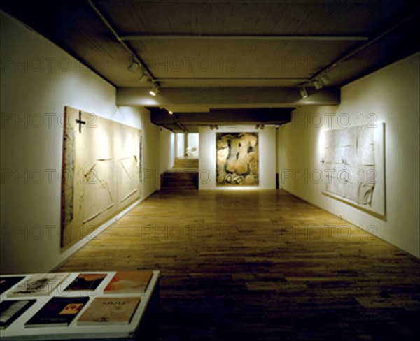 TAPIES ANTONI 1923-
INTERIOR DE LA SALA DE EXPOSICIONES - 2001
MADRID, GALERIA SOLEDAD