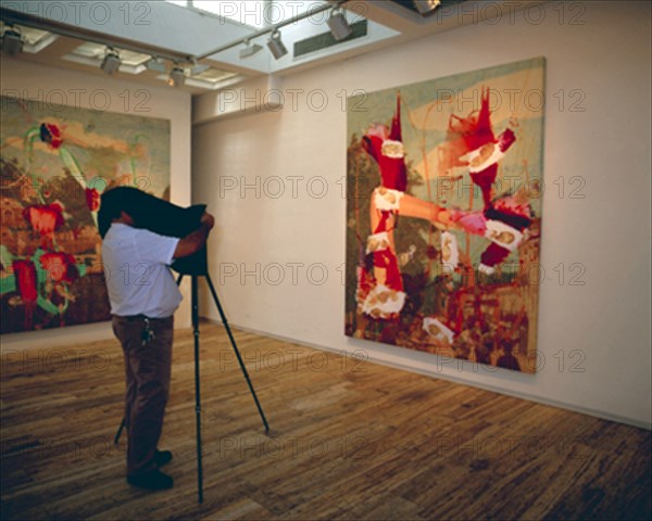 GALINDO JORGE 1964/
FOTOGRAFO HACIENDO UNA FOTOGRAFIA EN EL INTERIOR DE LA SALA DE
