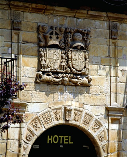 ESCUDO NOBILIARIO EN LA FACHADA DEL HOTEL - 1730
SANTILLANA DEL MAR, EXTERIOR
CANTABRIA

This