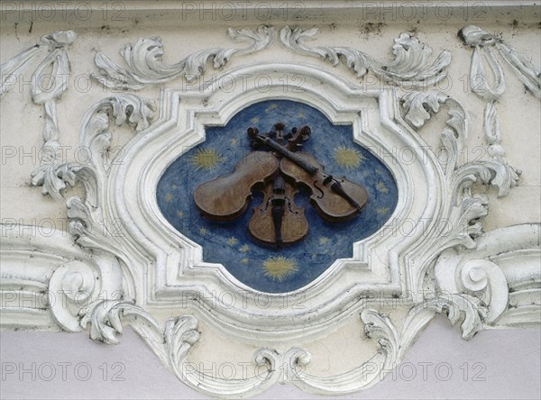 BLASON DE LOS TRES VIOLINES - EMBLEMA DE LA CASA SITUADA EN EL Nº 12 DE LA CALLE NERUDA
PRAGA,