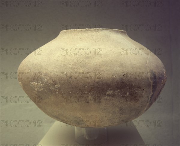 VASIJA NEOLITICA PROCEDENTE DE SIMAS DE BENAOCAZ - V MILENIO AC
CADIZ, MUSEO ARQUEOLOGICO Y BB