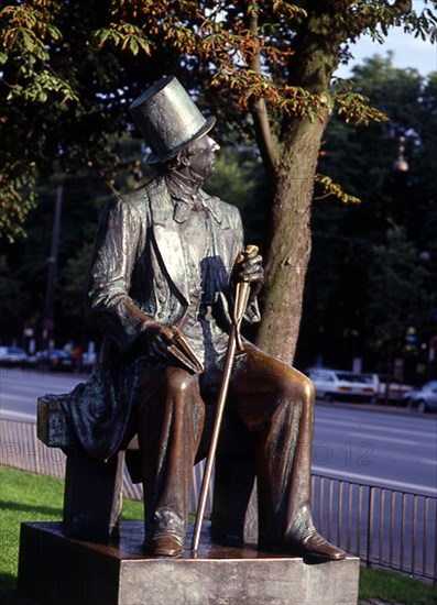 ESCULTURA EN BRONCE DE HANS CHRISTIAN ANDERSEN
COPENHAGUE, EXTERIOR
DINAMARCA

This image is