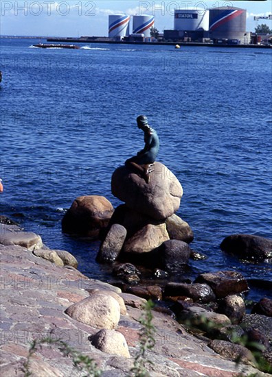 ERIKSEN EDVARD
ESCULTURA DE LA SIRENITA PERSONAJE DE UN CUENTO DE HANS CHRISTIAN ANDERSEN -