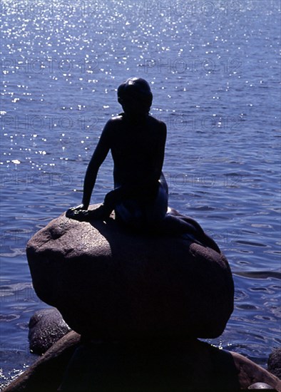 ERIKSEN EDVARD
ESCULTURA DE LA SIRENITA PERSONAJE DE UN CUENTO DE HANS CHRISTIAN ANDERSEN -