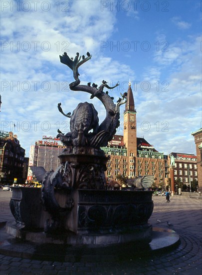 PLAZA DEL AYUNTAMIENTO - FUENTE DEL TORO Y EL DRAGON CON EL HOTEL PALACE AL FONDO
COPENHAGUE,