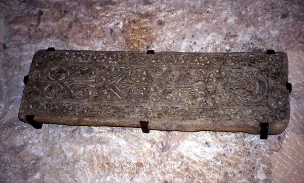 LAPIDA DE PIEDRA LABRADA CON MOTIVOS VEGETALES
DENIA, MUSEO ARQUEOLOGICO
ALICANTE

This image