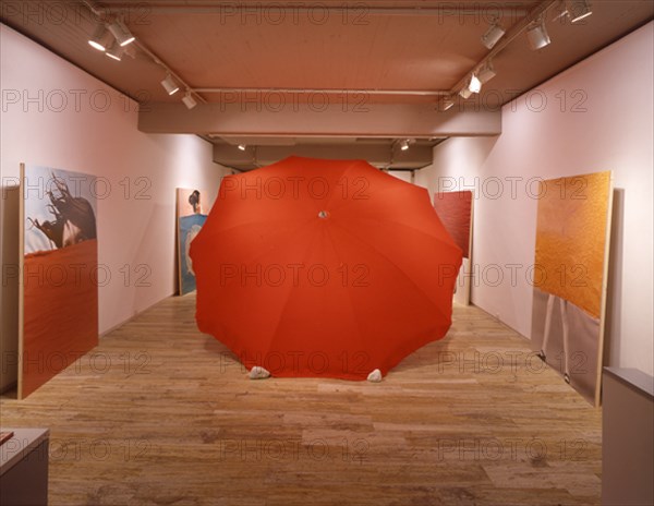 GOMEZ SUSY 1964/
INTERIOR DE LA SALA DE EXPOSICION "ATARDECER SOBRE MESAS AL REVES" -