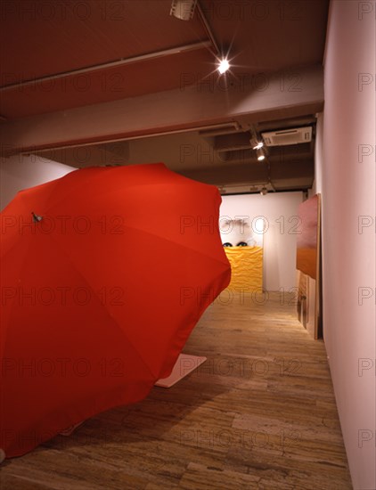 GOMEZ SUSY 1964/
INTERIOR DE LA SALA DE EXPOSICION "ATARDECER SOBRE MESAS AL REVES" -