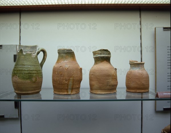 VITRINA-CERAMICA MEDIEVAL ENCONTRADA EN EL CASTILLO DE GORMAZ
SORIA, MUSEO