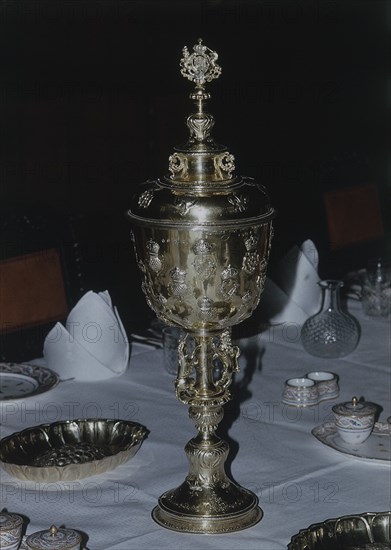 INTERIOR-SERVICIO DE MESA EN BRONCE DORADO Y CON EMBLEMAS DE LA MONARQUIA INGLESA
BATH,