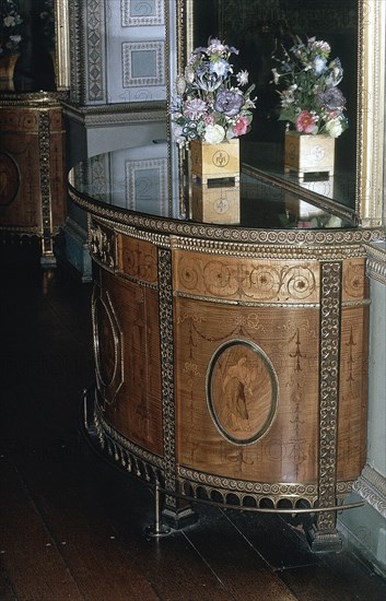 ADAM ROBERT 1728/92
INTERIOR-CONSOLA DE CILINDRO DE ESTILO GEORGIANO- MARQUETERIA Y APLIQUES EN