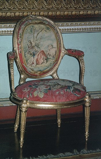 INTERIOR-BUTACA LUIS XVI CON TAPICERIA DE LA MANUFACTURA DE GOBELINOS
LONDRES, OSTELEY PARK/