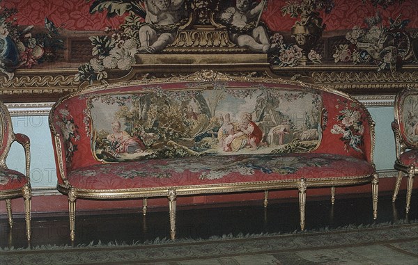 INTERIOR-SOFA LUIS XVI CON TAPICERIA DE LA MANUFACTURA DE GOBELINOS
LONDRES, OSTELEY PARK/