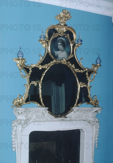 CHIMENEA Y ESPEJO CON APLIQUES EN BRONCE DORADO-ESTILO JORGE II-ROCOCO
LONDRES, OSTELEY PARK/