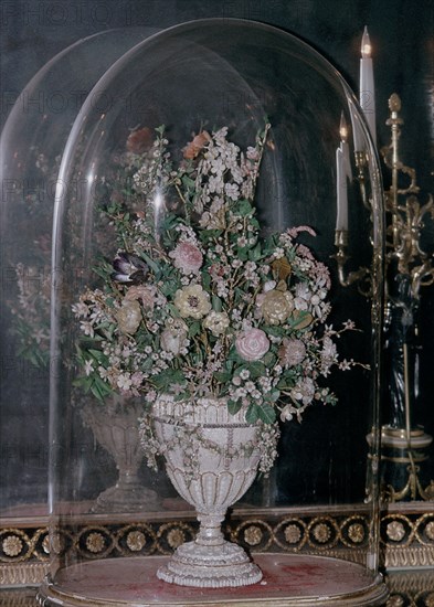 FLORERO DE PORCELANA BAJO TULIPA DE CRISTAL
LONDRES, OSTELEY PARK/ COUNTRY
INGLATERRA

This