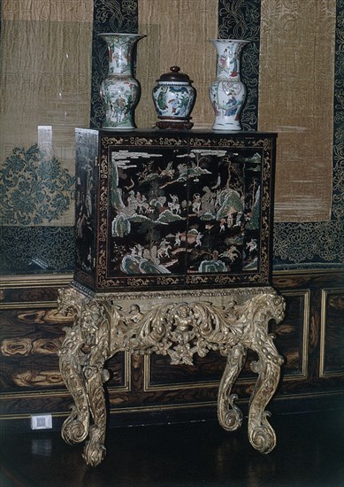 INTERIOR-CABINET CHINO LACADO SOBRE CONSOLA BARROCA
NACION, COUNTRY SIGLO XVII/CASA