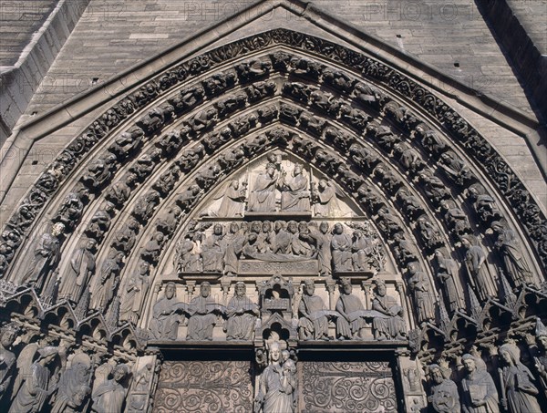 PORTICO DE LA VIRGEN 1210/20- detalle del timpano, que representa en los registros la dormicion y