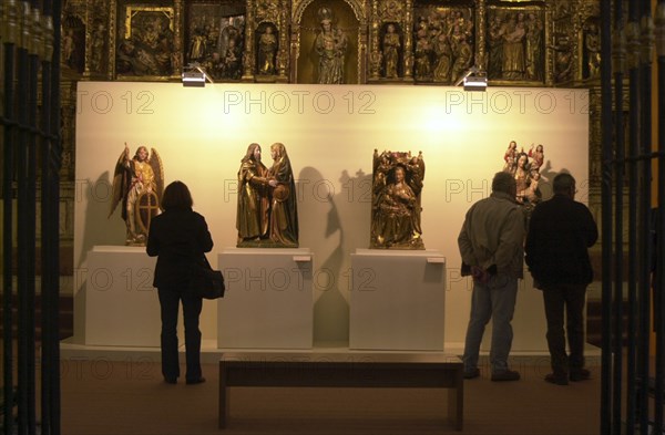 VAHIA ALEJO DE
D- ESCULTURAS EN LA EXPOSICION SOBRE EL V CENTENARIO DE LA MUERTE DE ISABEL LA
