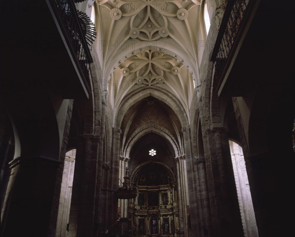 INTERIOR- NAVE CENTRAL DE LA IGLESIA DE SANTA MARIA DEL AZOGUE- BOVEDAS ESTRELLADAS- GOTICO