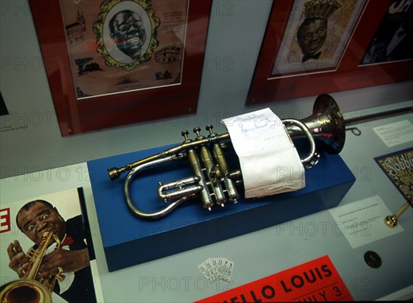 TROMPETA DE LOUIS ARMSTRONG CON UN PAÑUELO CON SU AUTOGRAFO 1913/14
NUEVA ORLEANS-LUISIANA, MUSEO