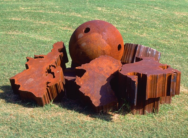 CRAGG TONY
EXT-BALL CONTACT-1990- ACERO
FORT WORTH-TEXAS, MUSEO DE ARTE MODERNO
EEUU

This