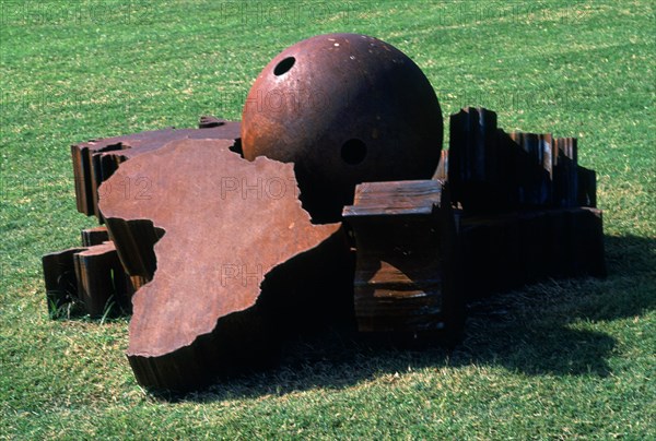 CRAGG TONY
EXT-BALL CONTACT-1990- ACERO
FORT WORTH-TEXAS, MUSEO DE ARTE MODERNO
EEUU

This