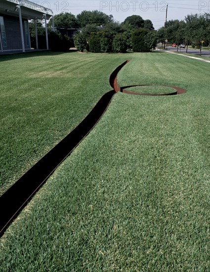 HEIZER MICHAEL 1944-
ISOLATED MASS/CIRCUMFLEX 2- 1968/78- INSTALACION- HIERRO-ESCULTURA S