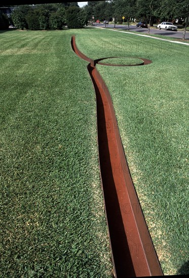 HEIZER MICHAEL 1944-
ISOLATED MASS/CIRCUMFLEX 2- 1968/78- INSTALACION- HIERRO-ESCULTURA S