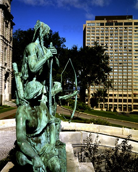 INDIOS CAZANDO-ESCULTURA EN BRONCE EN LA ENTRADA DEL PARLAMENTO/ASAMBLEA NACIONAL
QUEBEC,