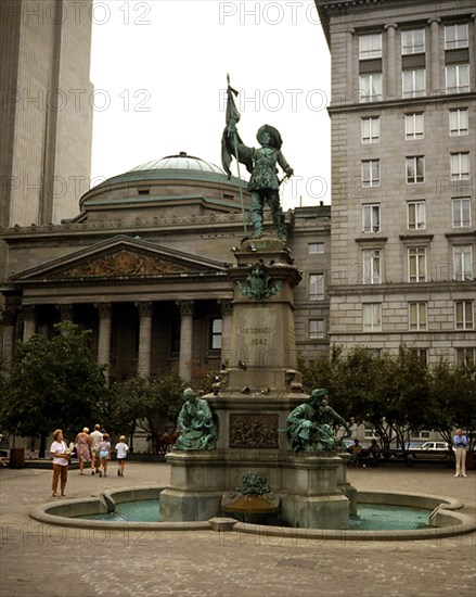 HEBERT LUIS FELIPE
PLAZA DE ARMAS-MONUMENTO A PAUL DE CHOMEDEY-SR DE MAISONNEUVE-1895-FUNDADOR DE