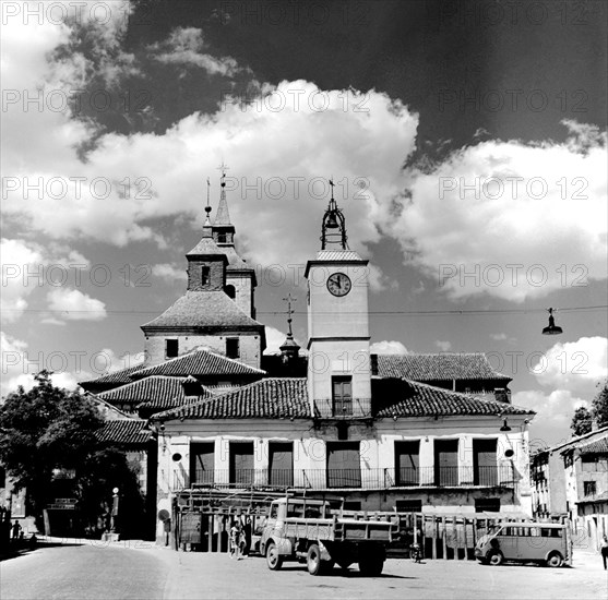 ANTIGUO AYUNTAMIENTO DE ARGANDA DEL REY - IGLESIA DE SAN JUAN BAUTISTA DETRAS- AÑOS 50 - ByN
