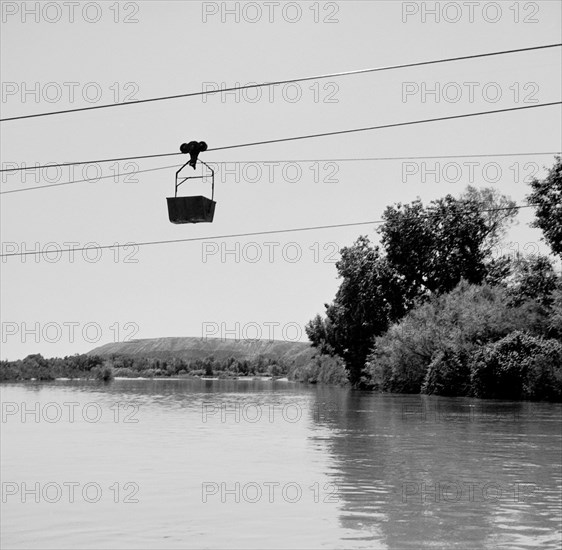 CANTERA - INSTALACION POR CABLE PARA TRANSPORTAR ARENAS POR EL RIO JARAMA - AÑOS 60 - ByN
ARGANDA,
