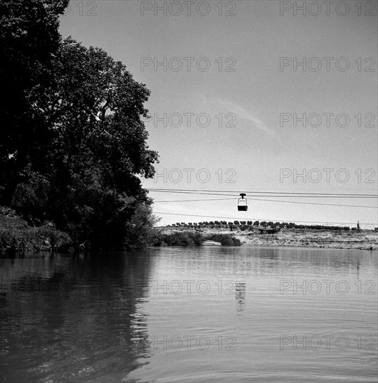 CANTERA - INSTALACION POR CABLE PARA TRANSPORTAR ARENAS POR EL RIO JARAMA - AÑOS 60 - ByN
ARGANDA,